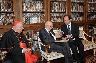 Il Presidente Giorgio Napolitano riceve una medaglia ricordo dal Prorettore Vicario dell'Ateneo Prof. Franco Anelli all'Università Cattolica del Sacro Cuore