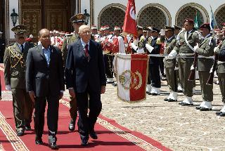 Il Presidente Giorgio Napolitano con Moncef Marzouki, Presidente della Repubblica Tunisina, passa in rassegna il picchetto d'onore, al suo arrivo al Palazzo Presidenziale