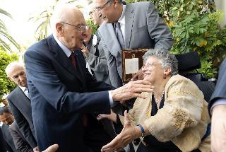 Il Presidente Giorgio Napolitano in occasione della visita alla mostra di Maurizio Valenzi saluta la figlia Lucia