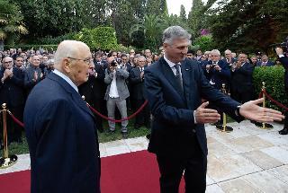 Il Presidente Giorgio Napolitano con l'Ambasciatore d'Italia a Tunisi Pietro Benassi, in occasione dell'incontro con la comunità italiana