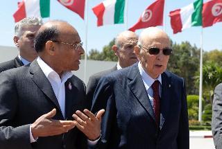 Il Presidente Giorgio Napolitano accolto al suo arrivo all'aeroporto di Tunisi dal Presidente della Repubblica Tunisina Moncef Marzouki