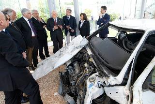 Il Presidente Giorgio Napolitano nel corso della visita alla teca che custodisce l'autovettura nella quale viaggiavano Giovanni Falcone e la moglie Francesca Morvillo il giorno della strage di Capaci