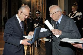 Il Presidente Giorgio Napolitano durante la consegna del Premio &quot;Presidente della Repubblica&quot; dell'Accademia Nazionale di San Luca per l'anno 2011 al Prof. Aurelio Cortesi