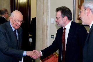 Il Presidente Giorgio Napolitano con i relatori del convegno sul Mezzogiorno dal titolo: "Presentazione del Manifesto per il Sud nella crescita dell'Italia", Umberto Ranieri, Presidente della Fondazione Mezzogiorno Europa, e Carlo Trigilia, Presidente della Fondazione Ricerche e Società
