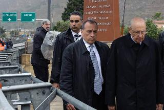 Il Presidente Giorgio Napolitano nei pressi di Capaci dopo il minuto di raccoglimento davanti alla stele in ricordo delle vittime della strage