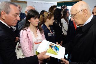 Il Presidente Giorgio Napolitano riceve la raccolta di dediche delle compagne di scuola di Melissa Bassi, deceduta nell'attentato di Brindisi