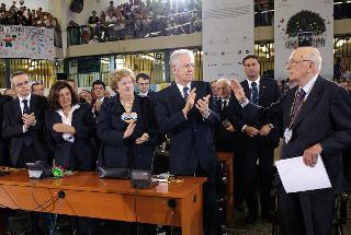 Il Presidente Giorgio Napolitano al termine del suo intervento riceve l'applauso del Presidente del Consiglio Mario Monti e dei Ministri Annamaria Cancellieri e Paola Severino