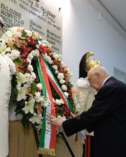 Il Presidente Giorgio Napolitano nel corso della deposizione di una corona alla lapide in memoria degli agenti caduti in attentati mafiosi alla caserma &quot;P. Lungaro&quot;