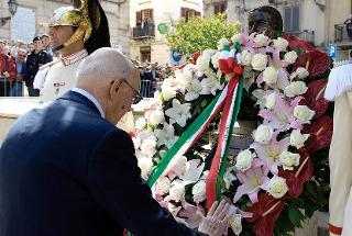 Il Presidente Giorgio Napolitano nel corso della deposizione di una corona di fiori sul busto in memoria di Placido Rizzotto