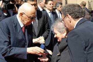 Il Presidente della Repubblica Giorgio Napolitano consegna una medaglia d'oro al Merito Civile alla memoria di Placido Rizzotto alla sorella Signora Giuseppa Rizzotto