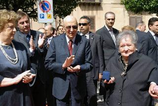 Il Presidente Giorgio Napolitano plaude dopo la consegna della medaglia d'oro al Merito Civile alla memoria di Placido Rizzotto alla sorella Signora Giuseppa Rizzotto
