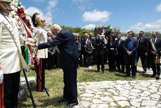 Il Presidente Giorgio Napolitano nel corso della deposizione di una corona di fiori sul cippo che ricorda le vittime della strage di Portella della Ginestra