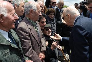Il Presidente Giorgio Napolitano a Portella della Ginestra, saluta i superstiti ed i familiari degli scomparsi della strage