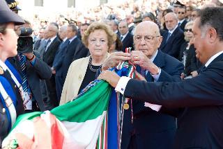 Il Presidente Giorgio Napolitano con il Ministro Cancellieri e Antonio Manganelli, consegna una Medaglia d'Oro al Merito Civile alla Bandiere della Polizia di Stato