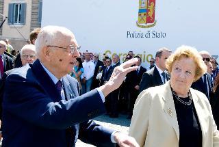 Il Presidente Giorgio Napolitano con il Ministro dell'Interno Anna Maria Cancellieri risponde al saluto del pubblico in occasione della cerimonia per il 160° anniversario di fondazione della Polizia di Stato