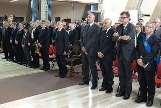 Il Presidente Giorgio Napolitano e le Autorità presenti ossevano un minuto di silenzio in memoria delle vittime del terremoto in Emilia