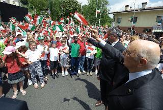Il Presidente Giorgio Napolitano risponde al saluto dei ragazzi