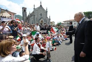 Il Presidente Giorgio Napolitano risponde al saluto dei cittadini