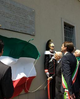 Il Presidente Giorgio Napolitano con a fianco il Sindaco di Faedis Cristiano Shaurli scopre una targa commemorativa degli eventi di Porzus