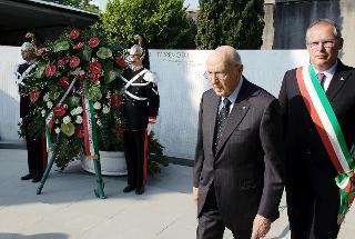 Il Presidente della Repubblica Giorgio Napolitano con il Sindaco di Gemona del Friuli Paolo Urbani subito dopo aver deposto una corona di fiori sul monumento in memoria delle vittime del terremoto