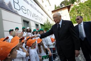 Il Presidente Giorgio Napolitano saluta i ragazzi al suo arrivo in città