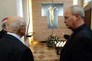 Il Presidente Giorgio Napolitano nel corso della visita al Duomo sosta dinanzi alla rapprensentazione di un Cristo rinvenuto sotto le macerie del terremoto