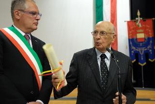 Il Presidente Giorgio Napolitano, con il Sindaco di Gemona, Paolo Urbani, nel corso del suo intervento al Teatro Sociale, in occasione della celebrazione del 36° anniversario del terremoto del 6 maggio del 1976,