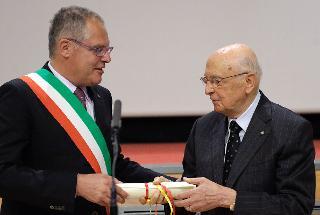 Il Presidente Giorgio Napolitano riceve dal Sindaco di Gemona Paolo Urbani la pergamena della cittadinanza onoraria, nel corso della celebrazione del 36° anniversario del terremoto del 6 maggio del 1976