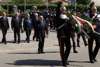 Il Presidente Giorgio Napolitano depone una corona d'alloro all'ingresso del Tempio Sacrario