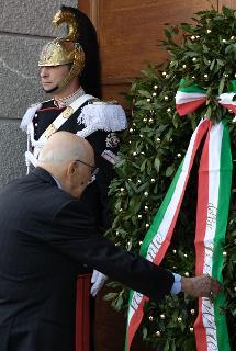Il Presidente Giorgio Napolitano depone una corona d'alloro all'ingresso del Tempio Sacrario
