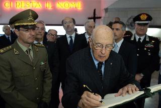 Il Presidente Giorgio Napolitano firma il registro d'onore del Tempio Sacrario di Cargnacco
