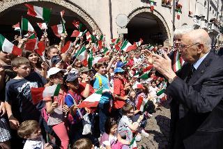 Il Presidente Giorgio Napolitano con a fianco il Sindaco Claudio Pedrotti, risponde al saluto dei ragazzi