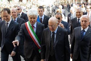 Il Presidente Giorgio Napolitano accolto dal Sindaco Claudio Pedrotti e dalle altre Autorità al suo arrivo in città
