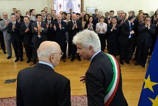 Il Presidente Giorgio Napolitano con il Sindaco Claudio Pedrotti al termine dell'incontro con i componenti la Giunta e il Consiglio Comunale