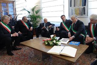 Il Presidente Giorgio Napolitano nel corso dell'incontro con i Sindaci dei Comuni coinvolti nel disastro del Vajont, a destra il Sindaco di Pordenone Claudio Pedrotti