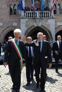 Il Presidentte Giorgio Napolitano accompagnato dal Sindaco Claudio Pedrotti lascia il Palazzo Comunale