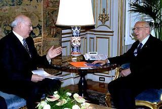 Il Presidente Giorgio Napolitano con Stefano Zamagni, in occasione dell'incontro con i componenti la delegazione dell'Agenzia ONLUS.