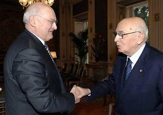 Il Presidente Giorgio Napolitano accoglie Stefano Zamagni, Presidente dell'Agenzia ONLUS, in occasione dell'incontro con i componenti la Delegazione del sodalizio.