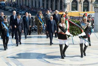 Il Presidente Giorgio Napolitano con le più Alte Cariche dello Stato nel corso della deposizione di una corona d'alloro sul Milite Ignoto, in occasione dell'anniversario della nascita della Repubblica