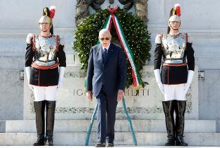 Il Presidente Giorgio Napolitano nel corso della deposizione di una corona d'alloro sul Milite Ignoto, in occasione dell'anniversario della nascita della Repubblica