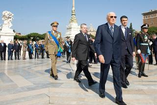 Il Presidente Giorgio Napolitano con il Ministro della Difesa Amm. Giampaolo Di Paola, nel corso della deposizione di una corona d'alloro sul Milite Ignoto, in occasione dell'anniversario della nascita della Repubblica