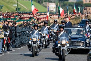 Il Presidente Giorgio Napolitano passa in rassegna i reparti schierati in occasione della Rivista Militare