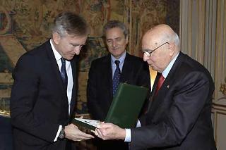 Il Presidente Giorgio Napolitano consegna l'onorificenza di Grande Ufficiale dell'Ordine al Merito della Repubblica Italiana a Bernard Arnault, Amministratore Delegato di LVMH