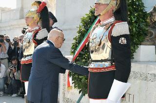 Il Presidente Giorgio Napolitano durante la deposizione di una corona d'alloro sulla tomba del Milite Ignoto