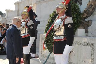 Il Presidente Giorgio Napolitano all'Altare della Patria osserva un minuto di raccoglimento nel corso della deposizione di una corona d'alloro sulla tomba del Milite Ignoto