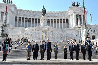 Il Presidente Giorgio Napolitano riceve gli onori militari, all'Altare della Patria, dopo aver deposto una corona d'alloro sulla tomba del Milite Ignoto