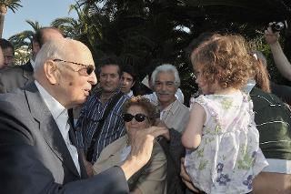 Il Presidente Giorgio Napolitano tra la gente in occasione dell'apertura dei Giardini del Palazzo del Quirinale