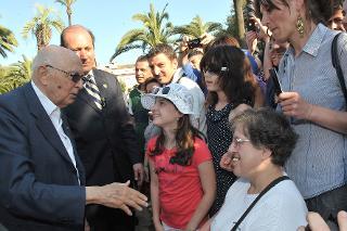 Il Presidente Giorgio Napolitano saluta il pubblico in occasione dell'apertura dei Giardini del Palazzo del Quirinale per l'anniversario della nascita della Repubblica