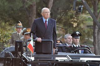 Il Presidente Giorgio Napolitano passa in rassegna le truppe schierate in occasione della celebrazione del 198° anniversario di fondazione dell'Arma dei Carabinieri
