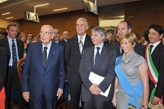 Il Presidente Giorgio Napolitano con i rappresentanti delle istituzioni dell'Emilia Romagna in occasione della visita nelle zone terremotate